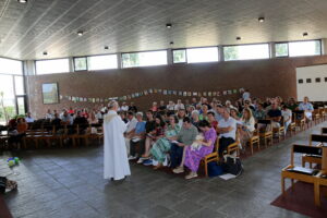 Doop Joke - De volle Sint-Franciscuskerk